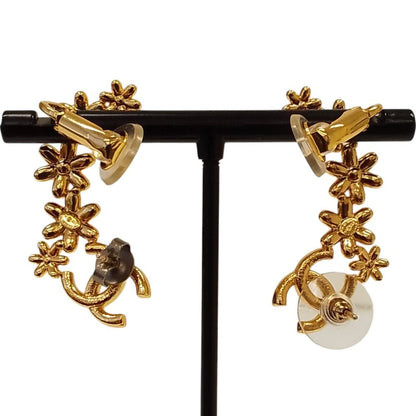 Chanel CC Logo Flower Motif Earrings Gold — view 2