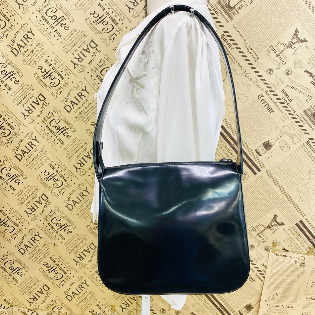 Gucci Shoulder Bag Interlocking G Logo Patent Black — view 2