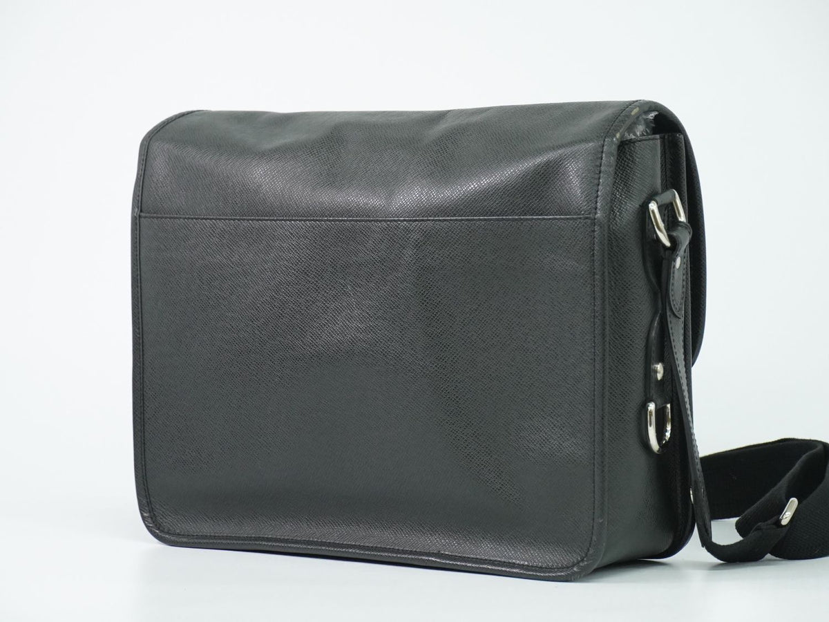 Louis Vuitton LV Arecreasing Lee Taiga Leather Shoulder Bag Ardoise Black — view 2