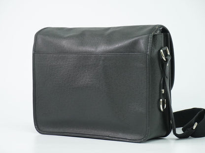 Louis Vuitton LV Arecreasing Lee Taiga Leather Shoulder Bag Ardoise Black — view 2