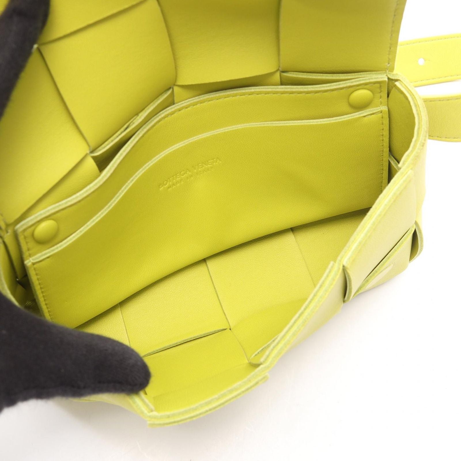 Bottega Veneta Waist Bag Cassette Maxi Intrecciato Yellow Green Leather — view 3
