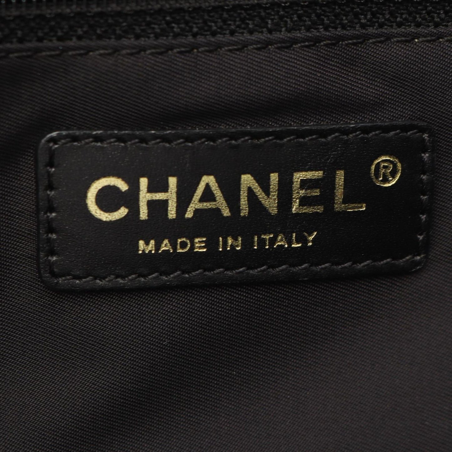 Chanel Tote Bag New Travel Line MM Black Leather MM — view 4