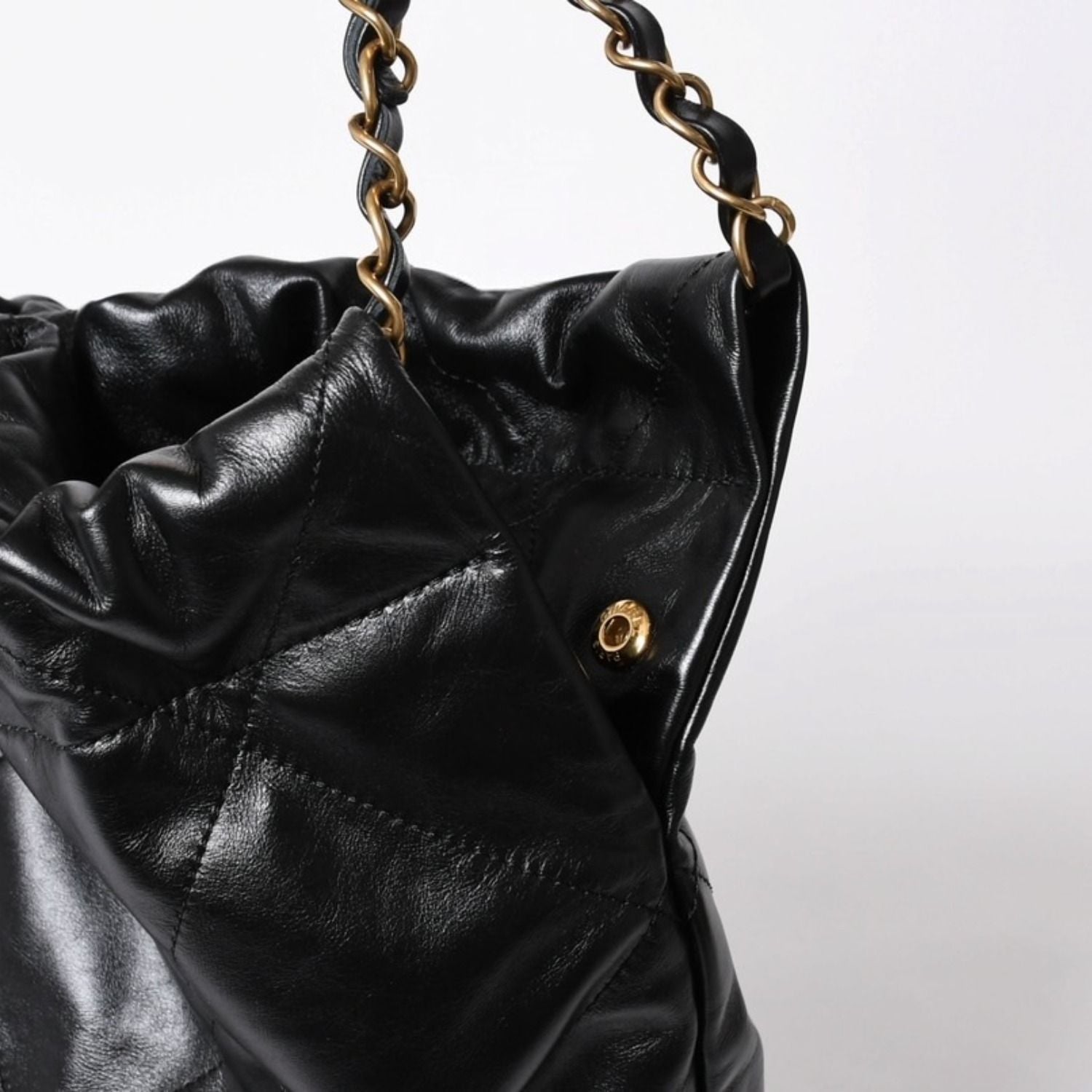 Chanel 22 Medium Chain Bag CC Logo Shiny Calfskin — view 6