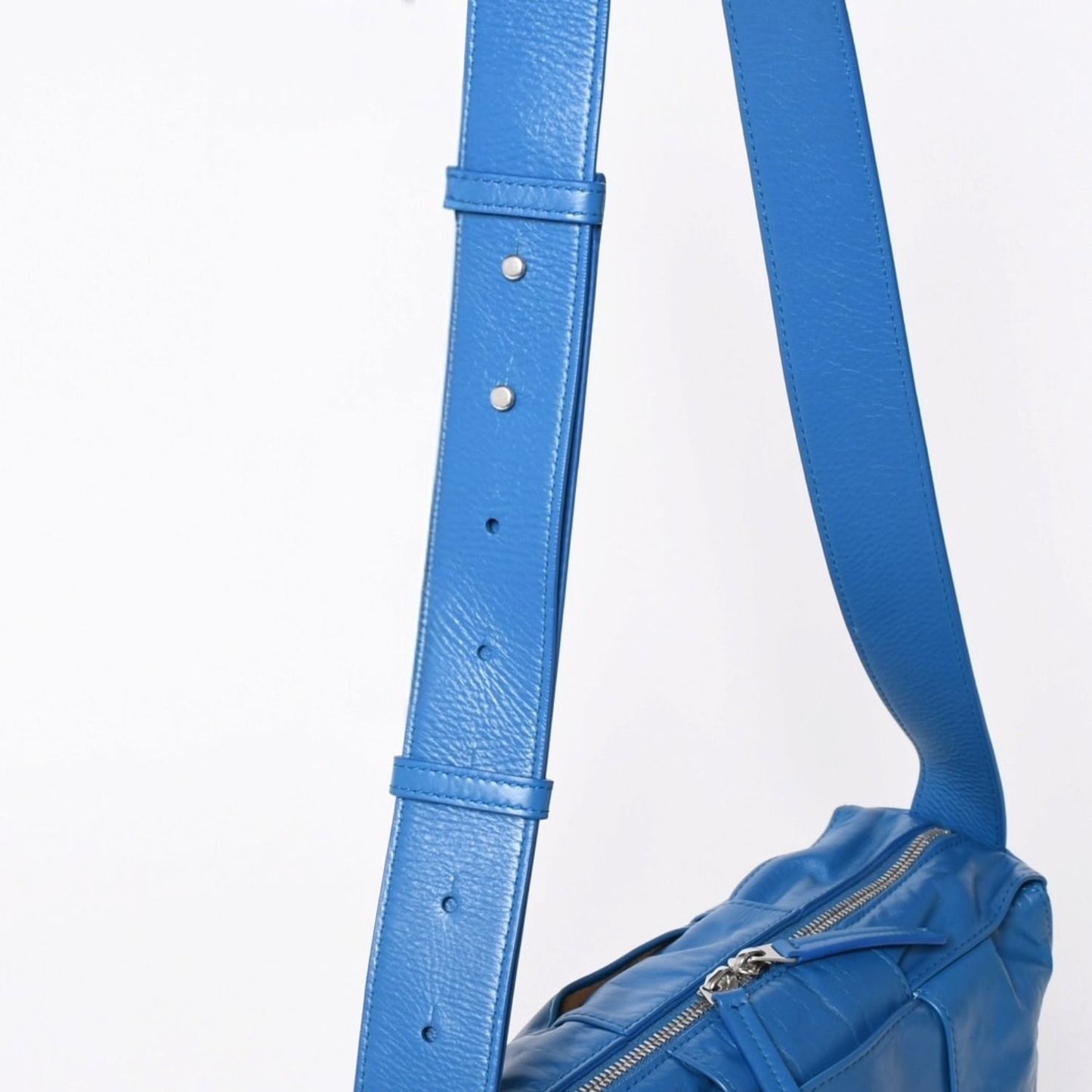 Bottega Veneta Arco Camera Bag Calfskin Leather Blue — view 5