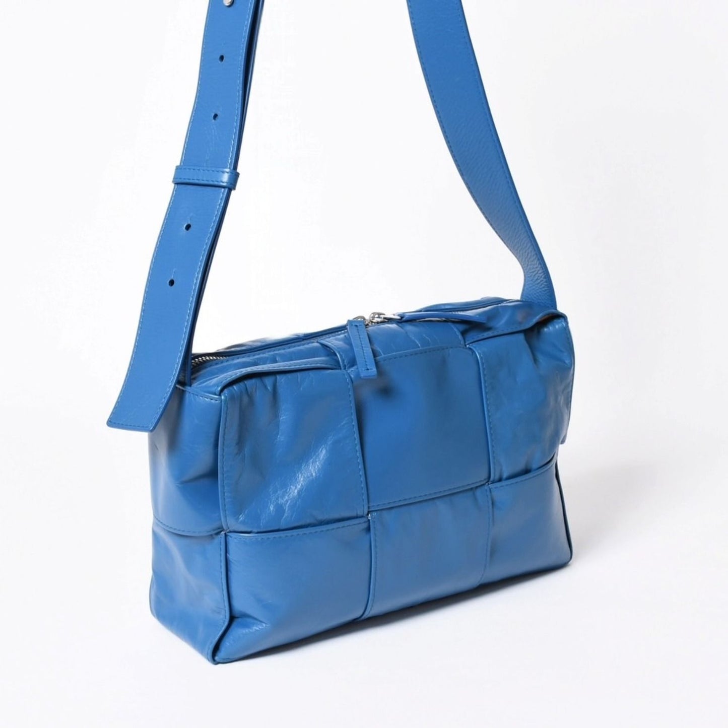 Bottega Veneta Arco Camera Bag Calfskin Leather Blue — view 3