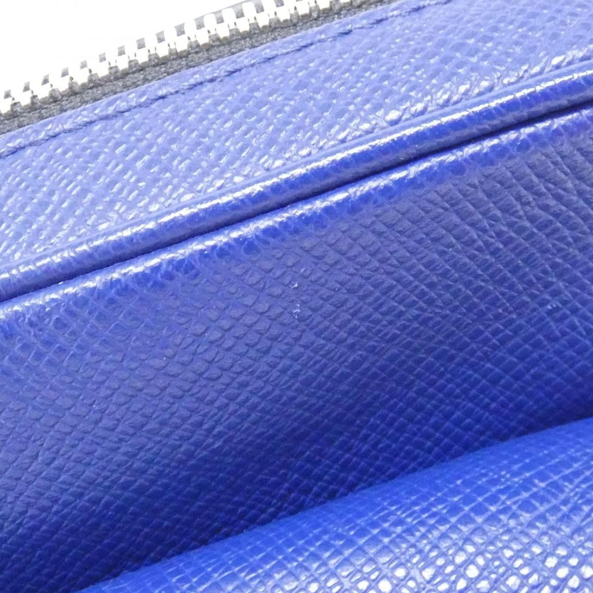 Louis Vuitton Taiga Llama Outdoor Messenger PM M Shoulder Bag — view 4