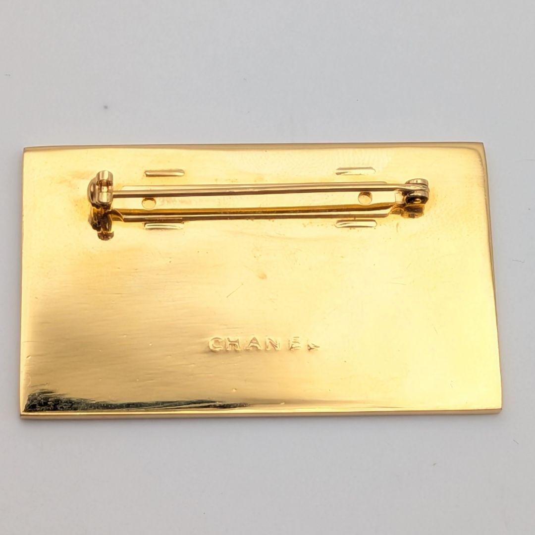Chanel Brooch CC Logo Plate Gold First Era Vintage — view 4