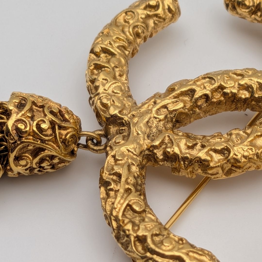 Chanel Brooch CC Logo Lava Gold Fringe Vintage — view 4