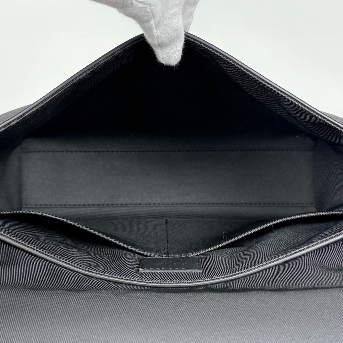 Louis Vuitton Takeoff Messenger LV Aerogram Shoulder Bag Leather Noir — view 8