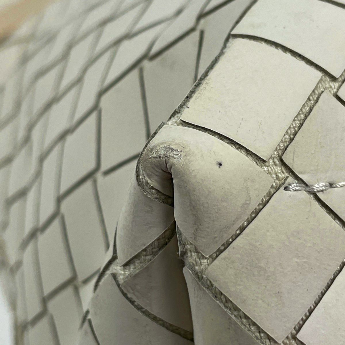 Bottega Veneta Tote Bag Intrecciato Scorpito Rubber Ivory — view 3
