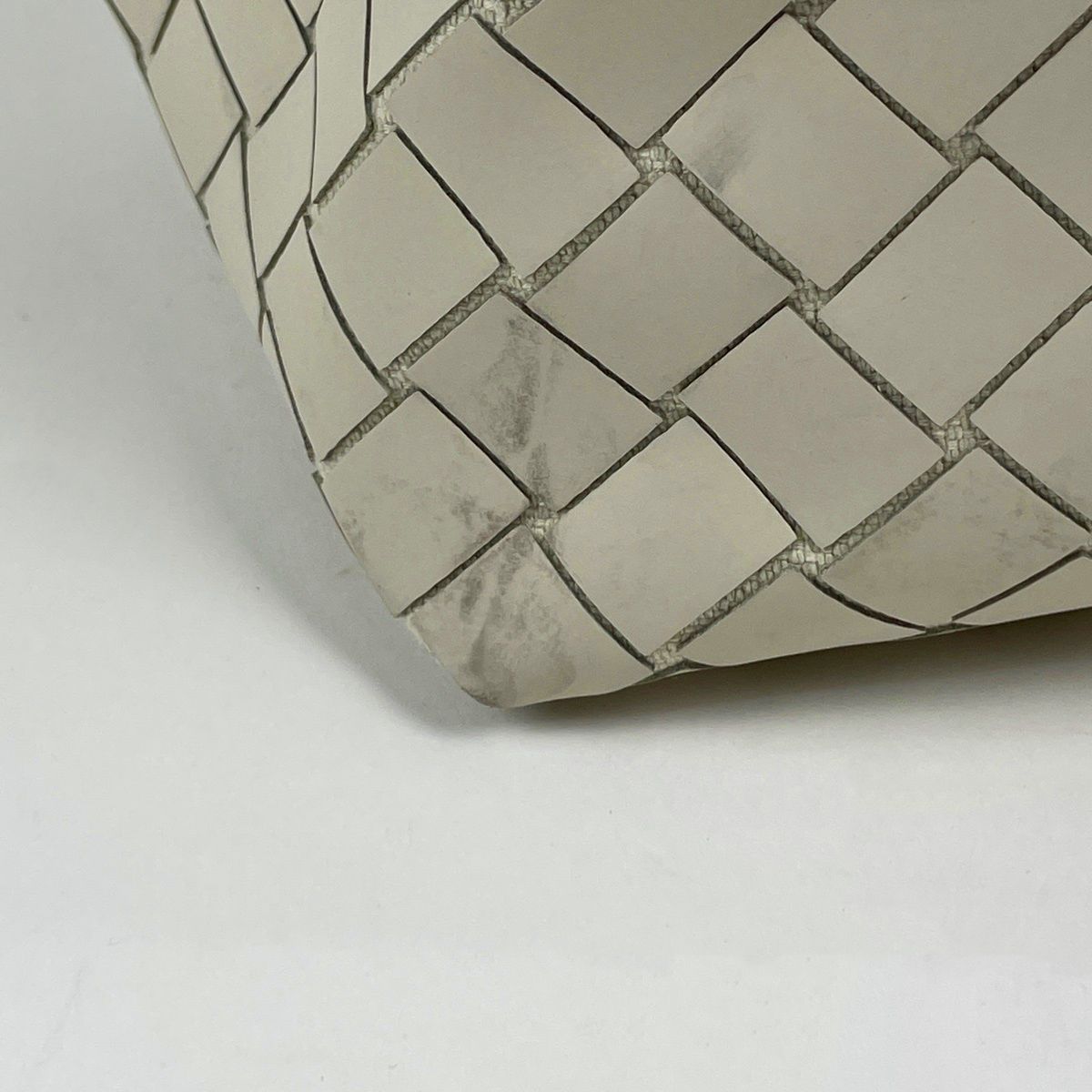 Bottega Veneta Tote Bag Intrecciato Scorpito Rubber Ivory — view 4