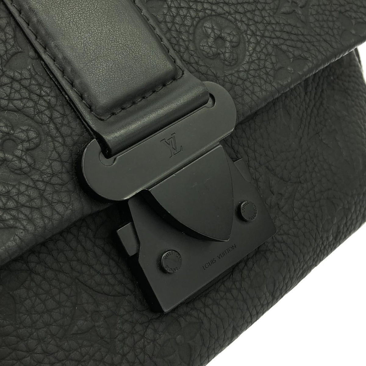 Louis Vuitton Taurillon Monogram S Cape Messenger M Shoulder Bag — view 4