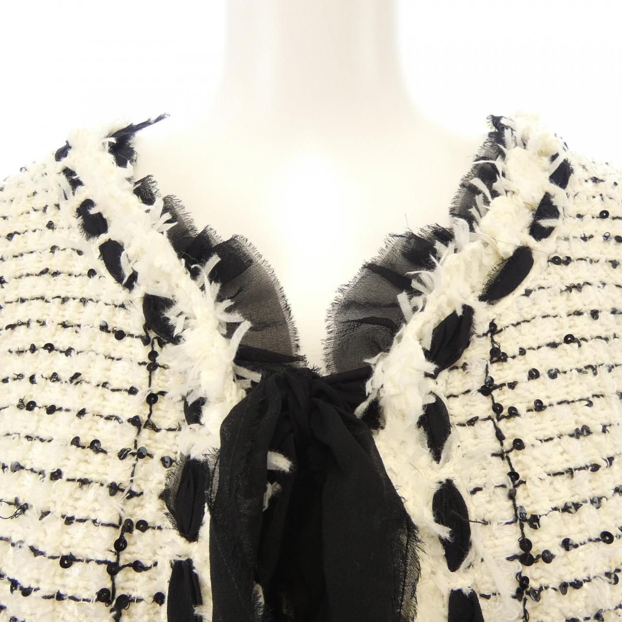 Chanel Vintage Collarless Jacket — view 5
