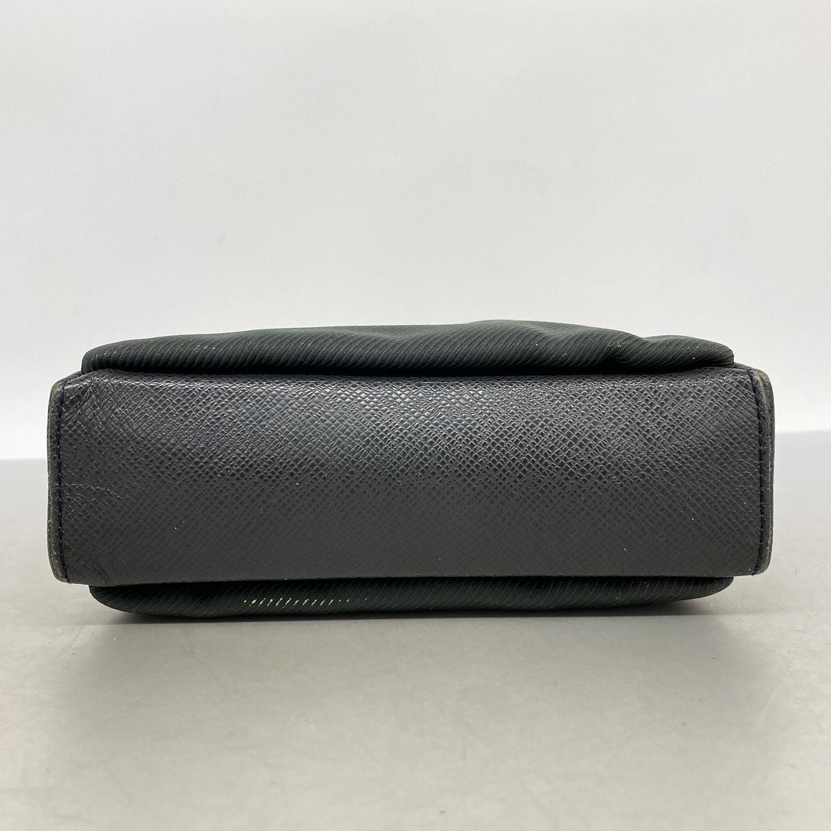 Louis Vuitton Shoulder Bag Taiga Sayan Ardoise — view 3
