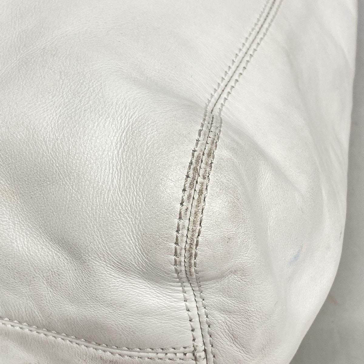 Chanel Shoulder Bag Leather White Gold — view 6