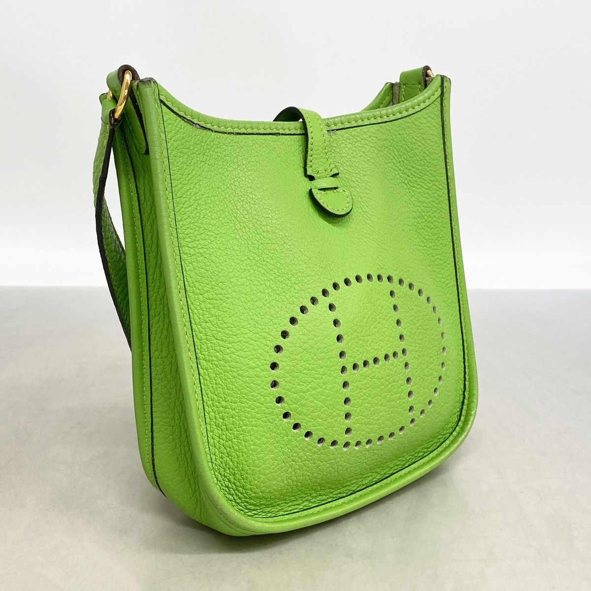 Hermes Shoulder Bag Evelyne TPM Taurillon Clemence Apple Green Gold — view 2