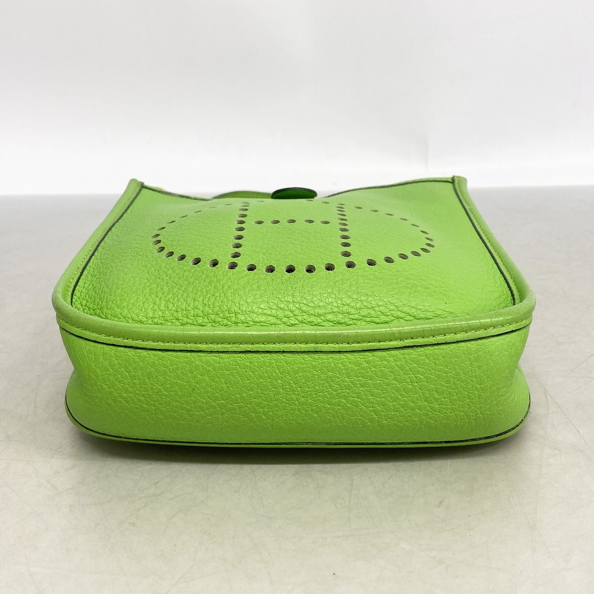 Hermes Shoulder Bag Evelyne TPM Taurillon Clemence Apple Green Gold — view 3