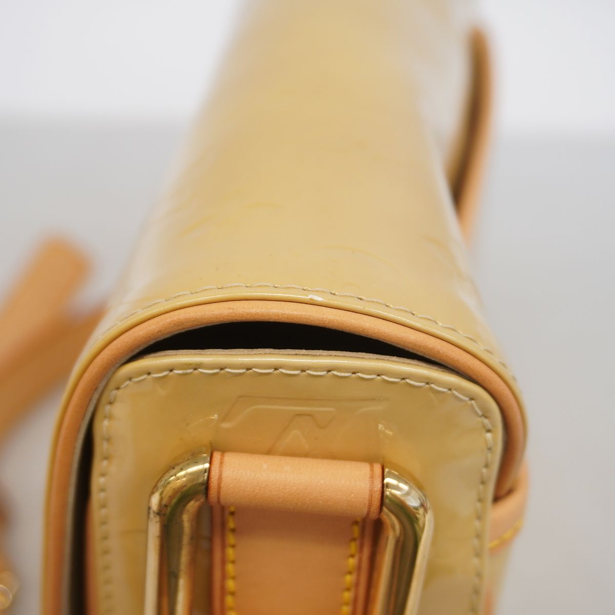 Louis Vuitton Shoulder Bag Vernis Christie GM M Beige — view 7