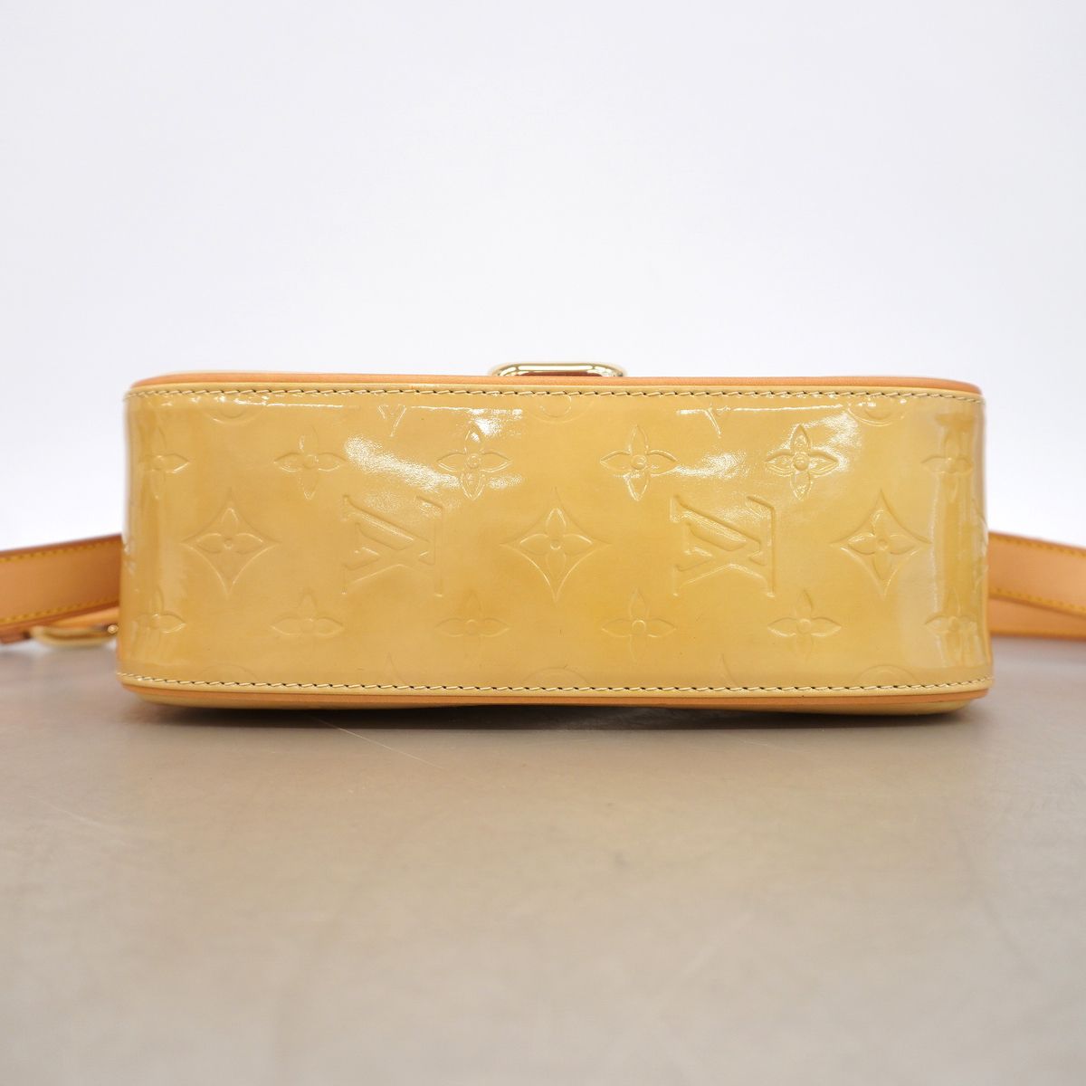 Louis Vuitton Shoulder Bag Vernis Christie GM M Beige — view 3