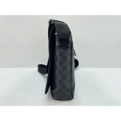 Louis Vuitton Shoulder Bag District — view 5