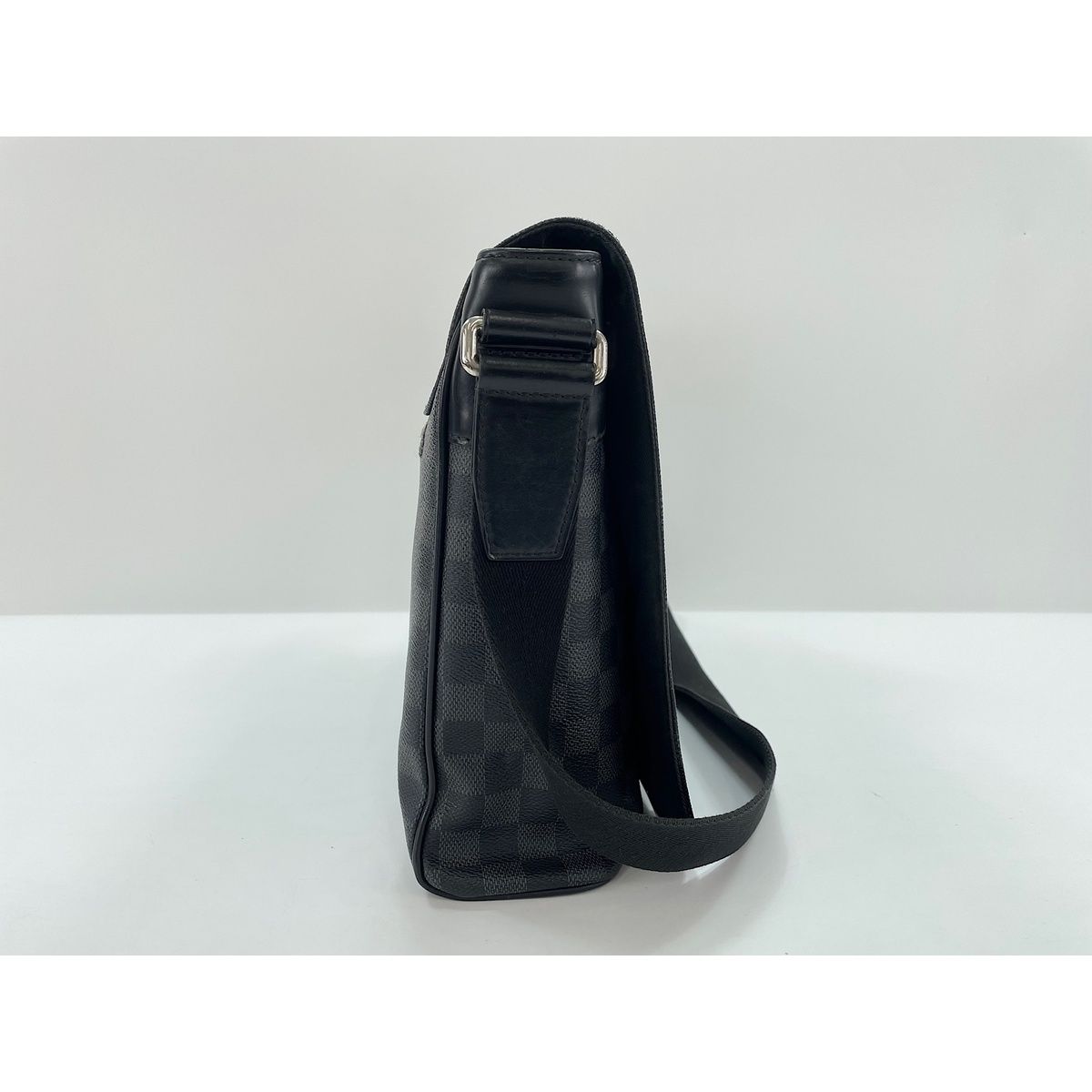 Louis Vuitton Shoulder Bag District — view 6