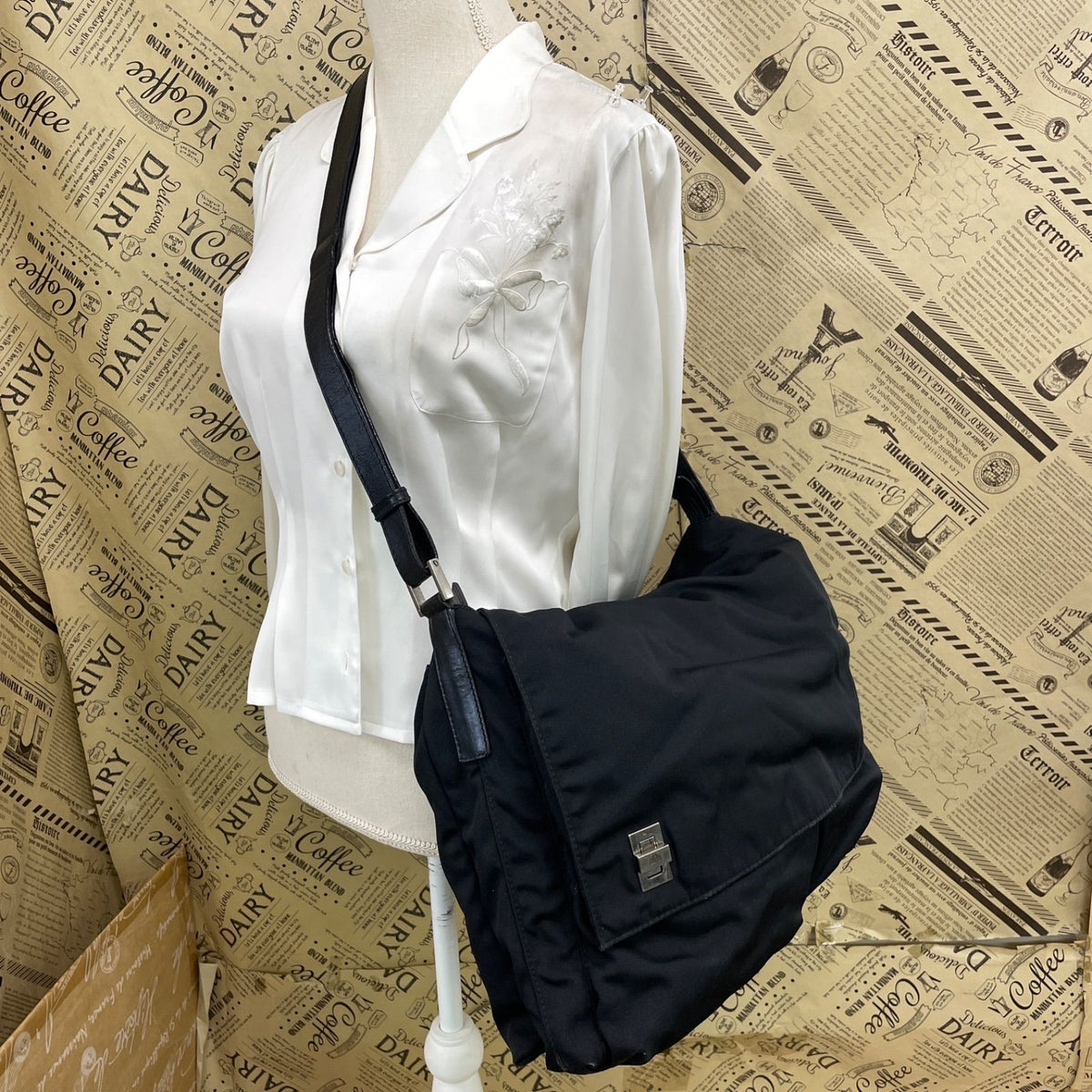Gucci Shoulder Bag Vintage Nylon Black — view 3