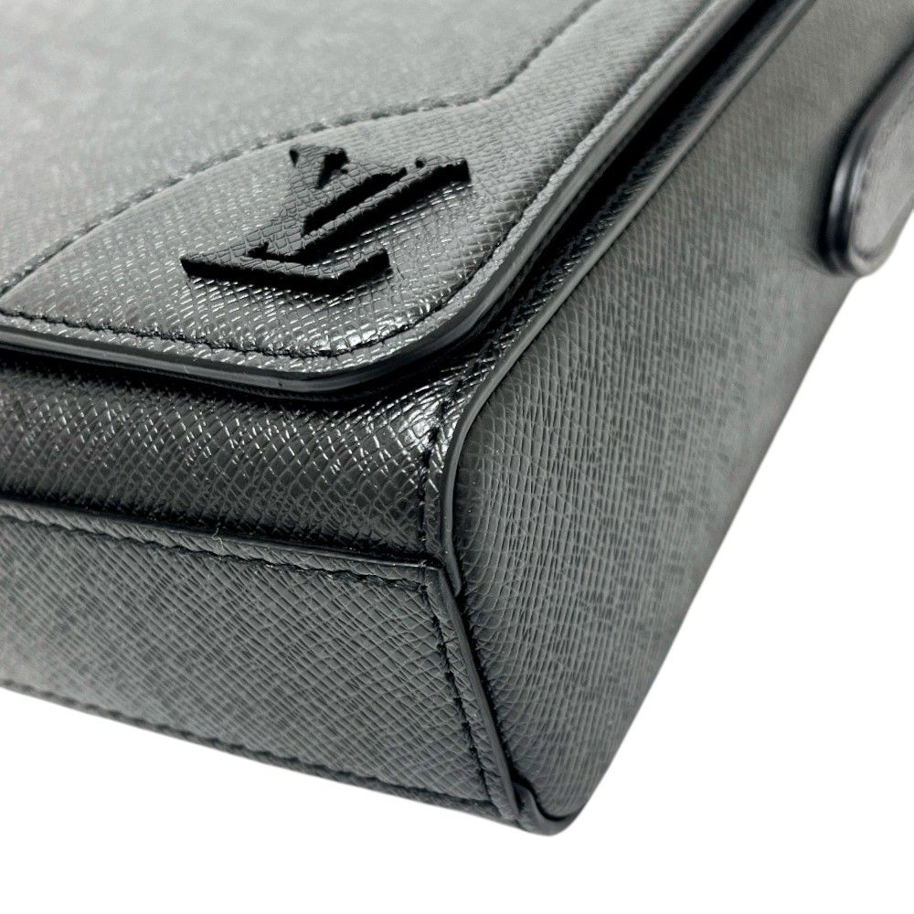 Louis Vuitton Shoulder Bag New Flap Messenger M Taiga Leather Noir Black — view 6