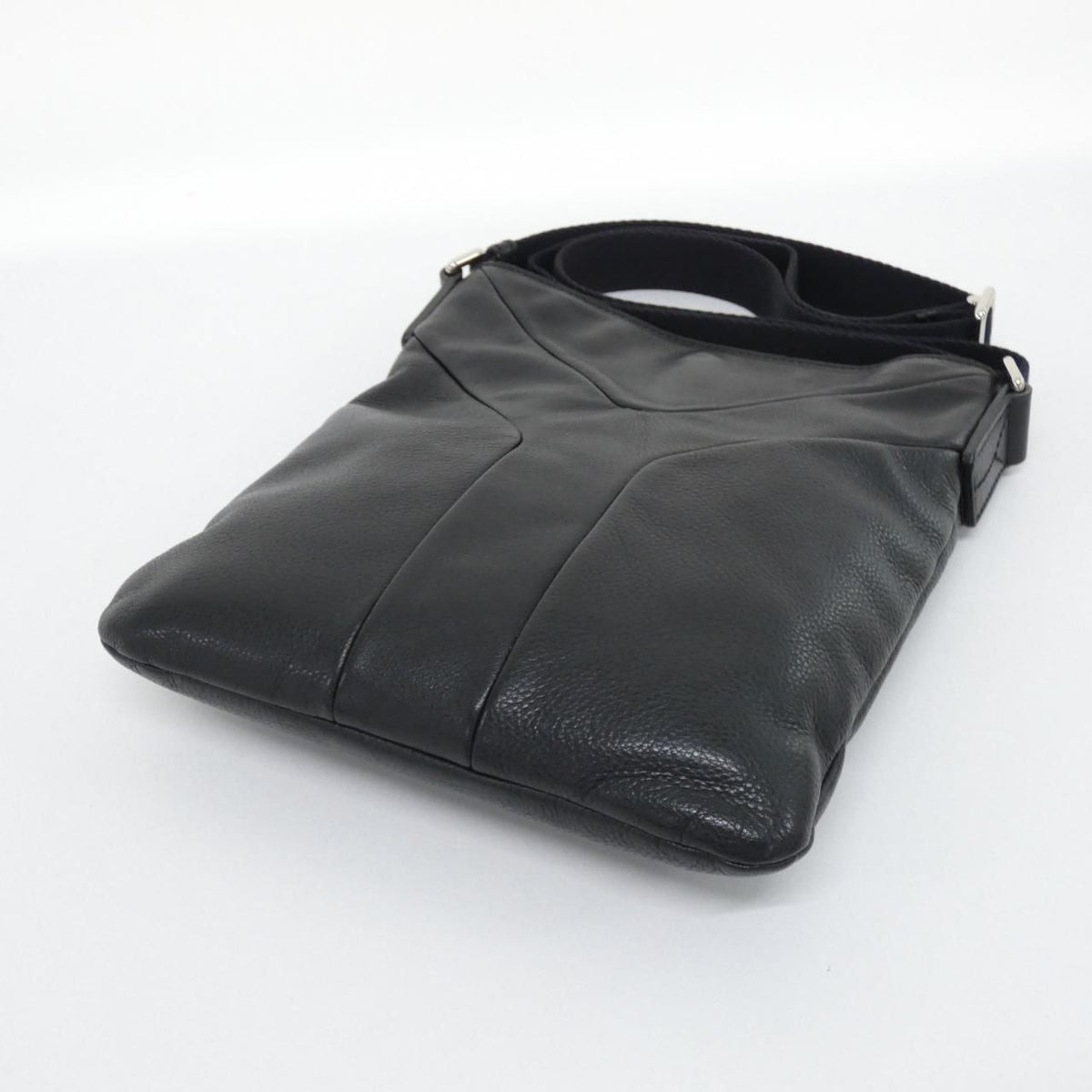 Saint Laurent Hamptons Shoulder Bag — view 3