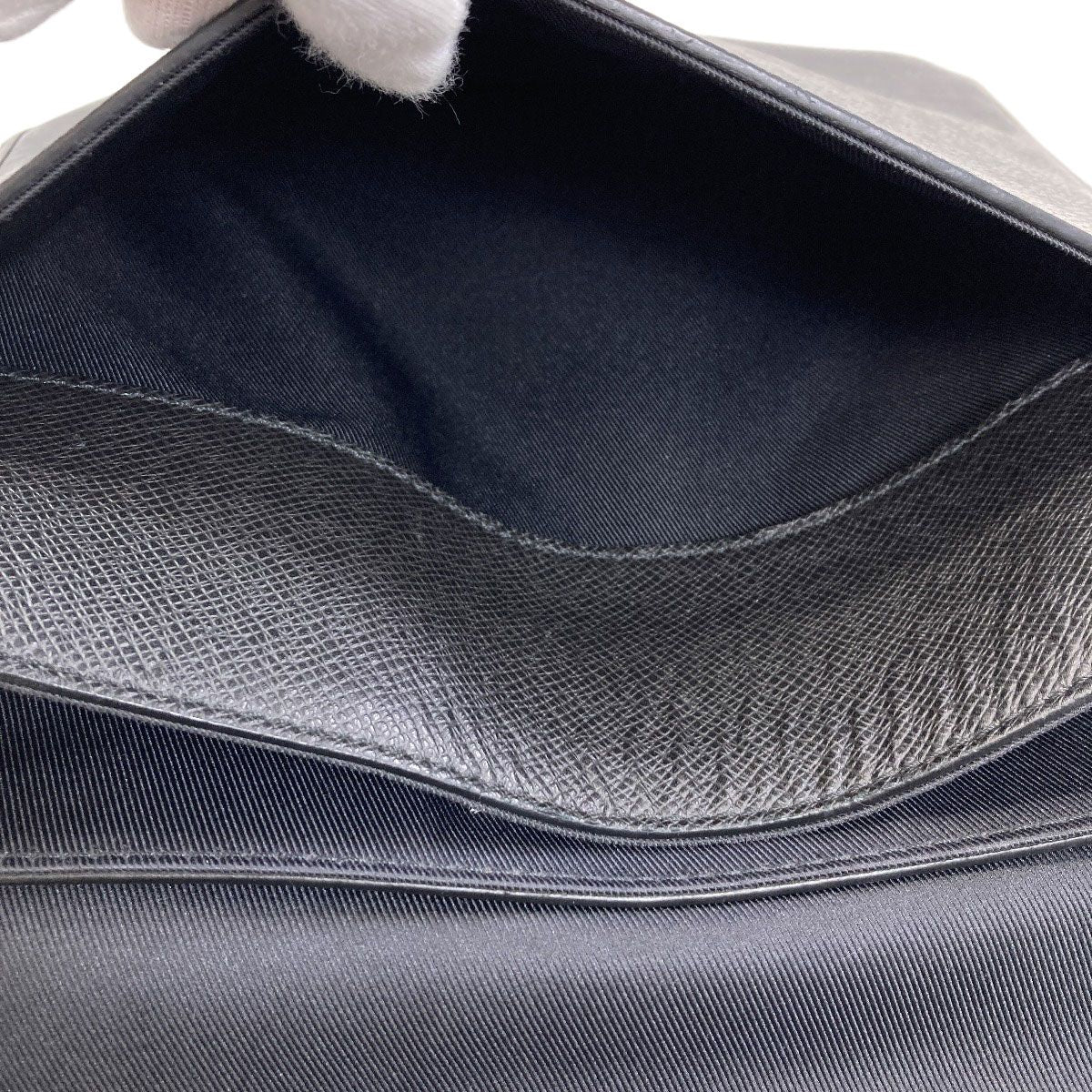 Louis Vuitton Roman PM Shoulder Bag Taiga — view 8