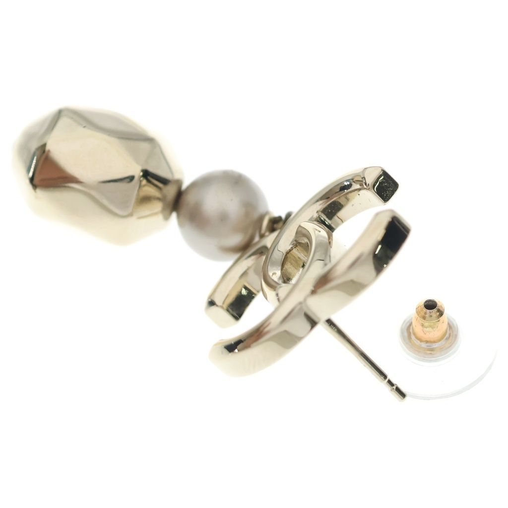 Chanel CC Logo Pearl Earrings Gold — view 5