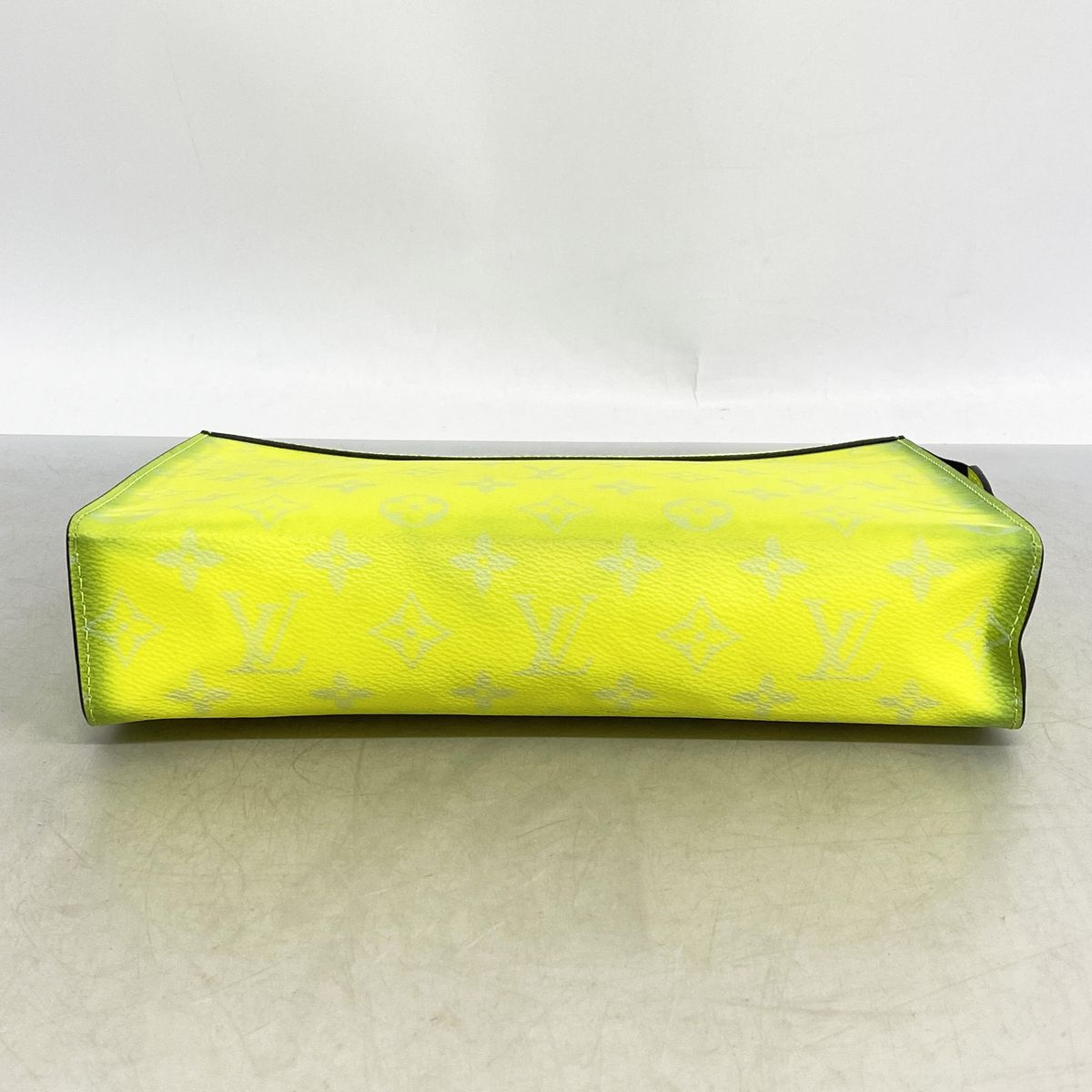 Louis Vuitton Clutch Taigarama Pochette Voyage MM Neon Yellow — view 3
