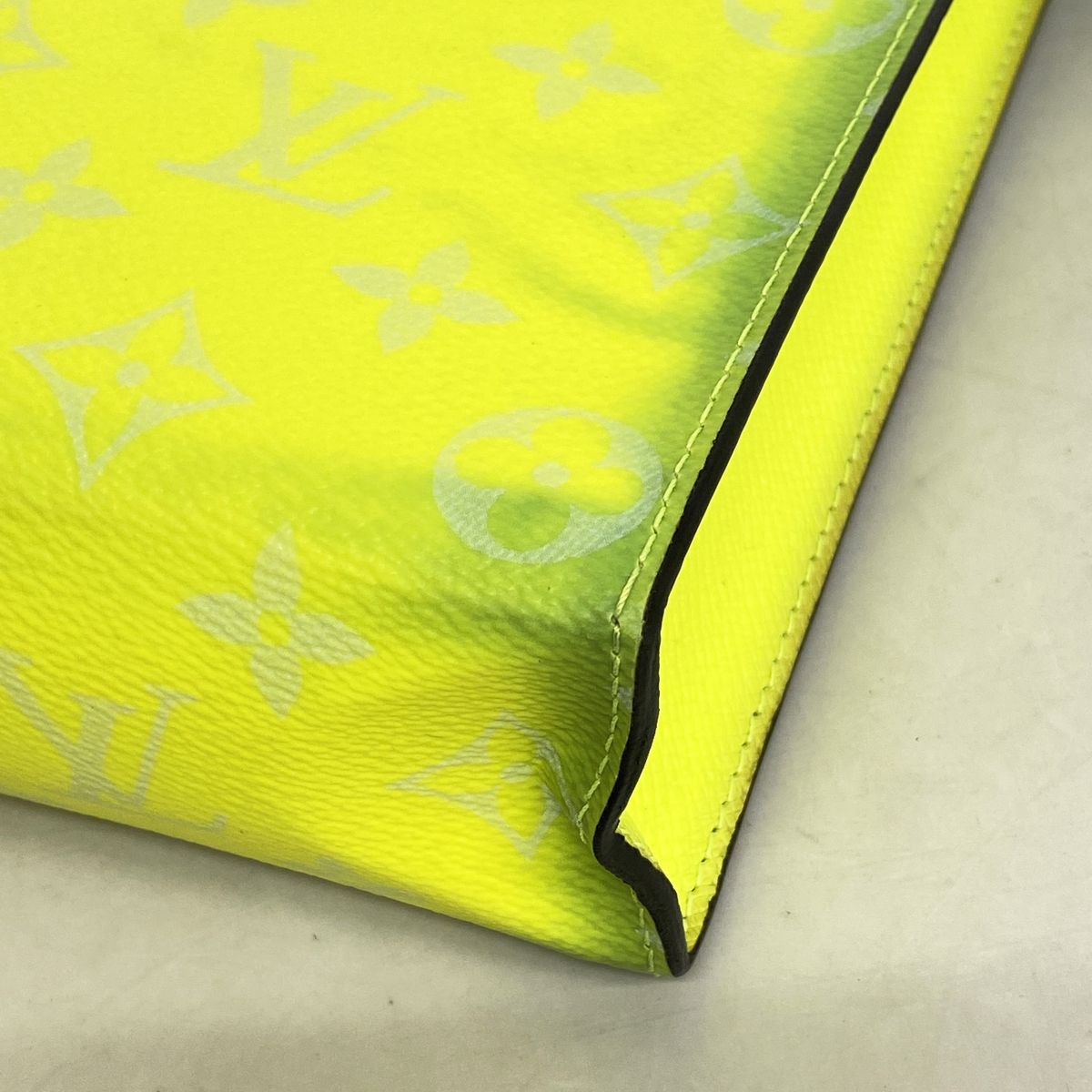 Louis Vuitton Clutch Taigarama Pochette Voyage MM Neon Yellow — view 6