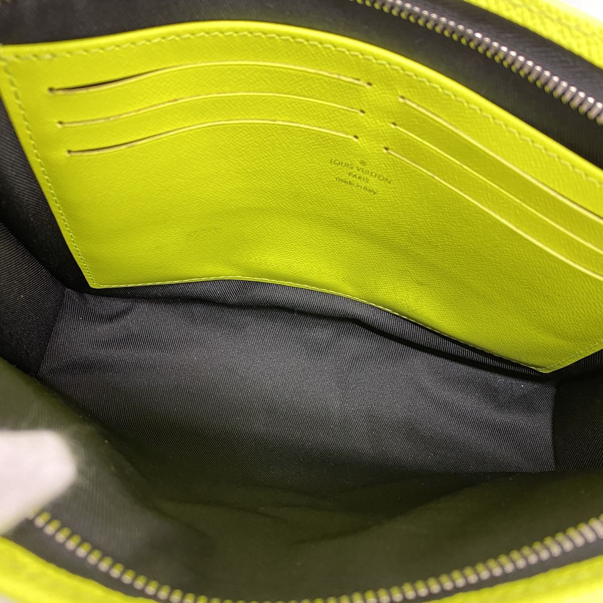 Louis Vuitton Clutch Taigarama Pochette Voyage MM Neon Yellow — view 4