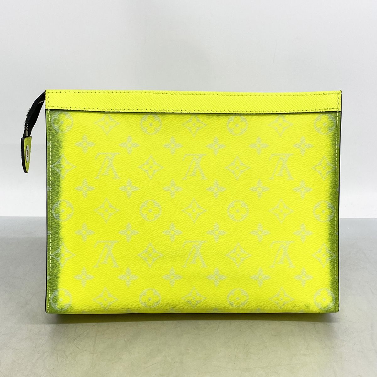 Louis Vuitton Clutch Taigarama Pochette Voyage MM Neon Yellow — view 8