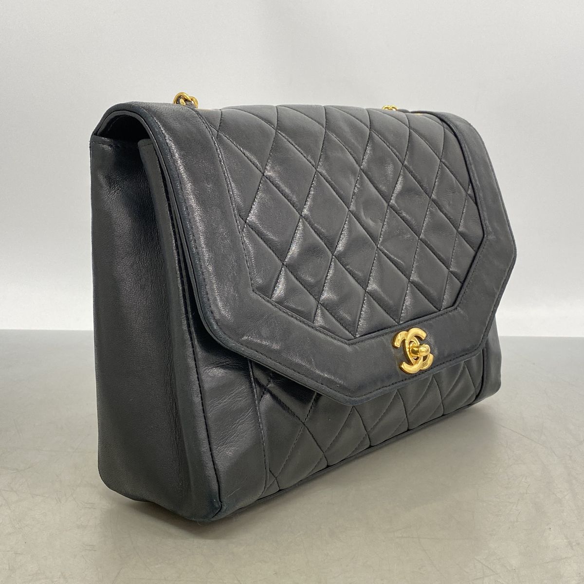 Chanel Shoulder Bag Diana Lambskin Black Gold — view 2