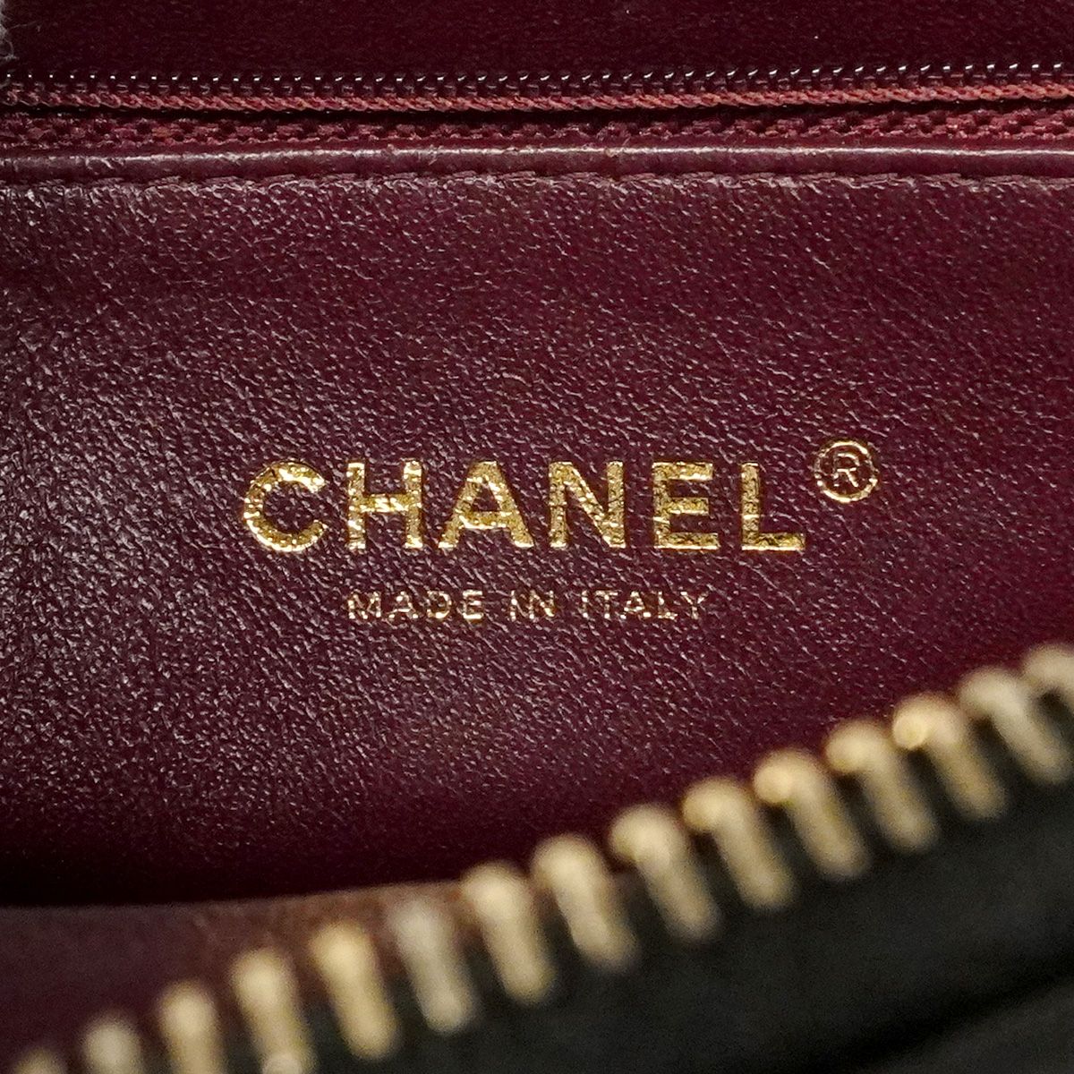 Chanel Shoulder Bag Chevron Leather Black Gold — view 5