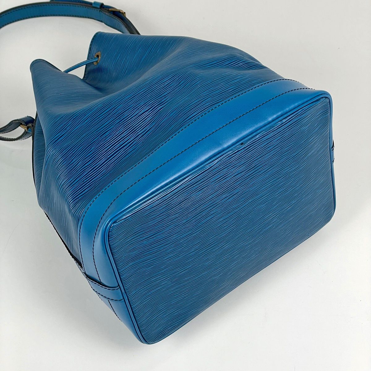 Louis Vuitton Noe Shoulder Bag Drawstring Epi Toledo Blue — view 2