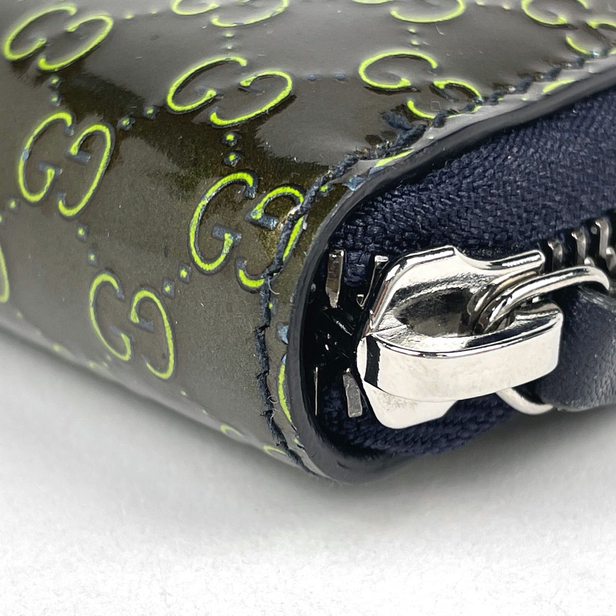 Gucci Micro Guccissima Wallet Round Zip Signature Patent Patent Leather Green — view 3