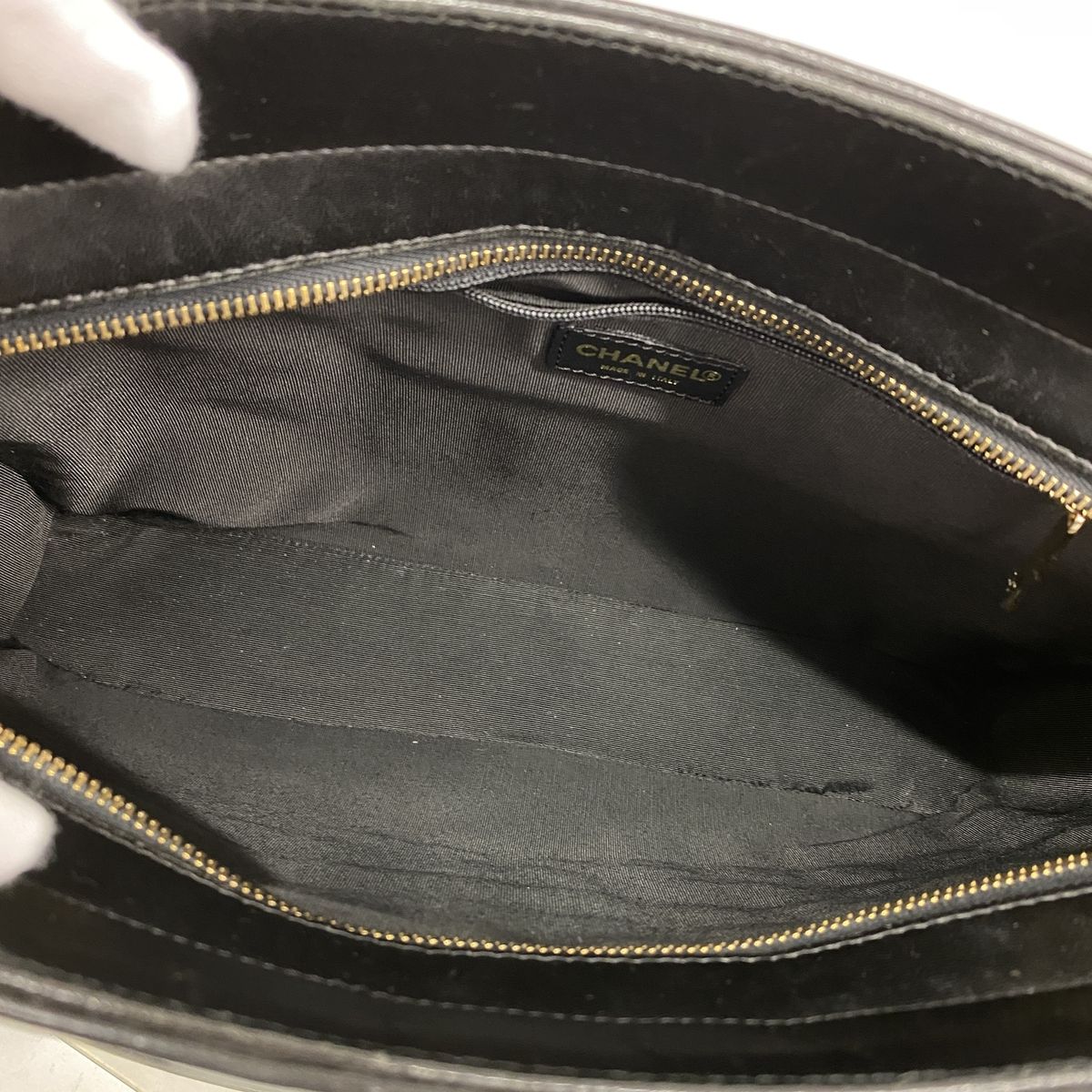 Chanel Tote Bag Choco Bar Lambskin Black Gold — view 4