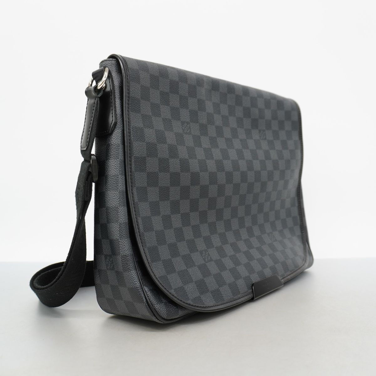 Louis Vuitton Shoulder Bag Damier Graphite District GM Black Gray — view 2