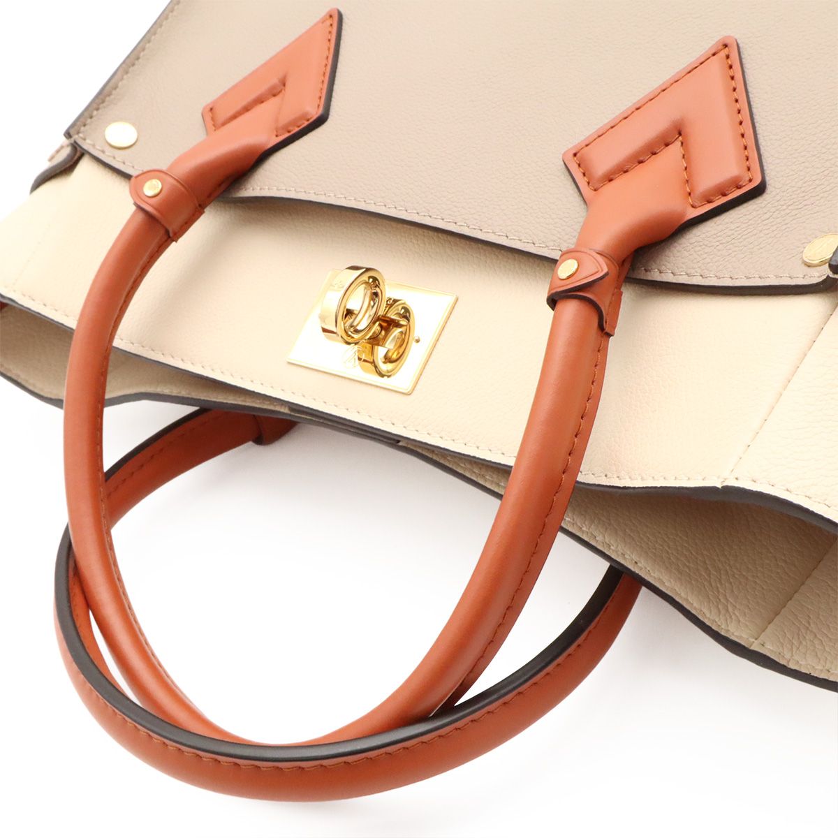 Louis Vuitton Monogram Tufting on My Side MM 2-Way Shoulder Bag Leather Gale — view 4