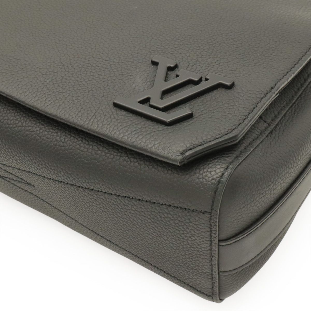 Louis Vuitton LV Aerogram Takeoff Messenger Shoulder Bag Leather Noir Black — view 3