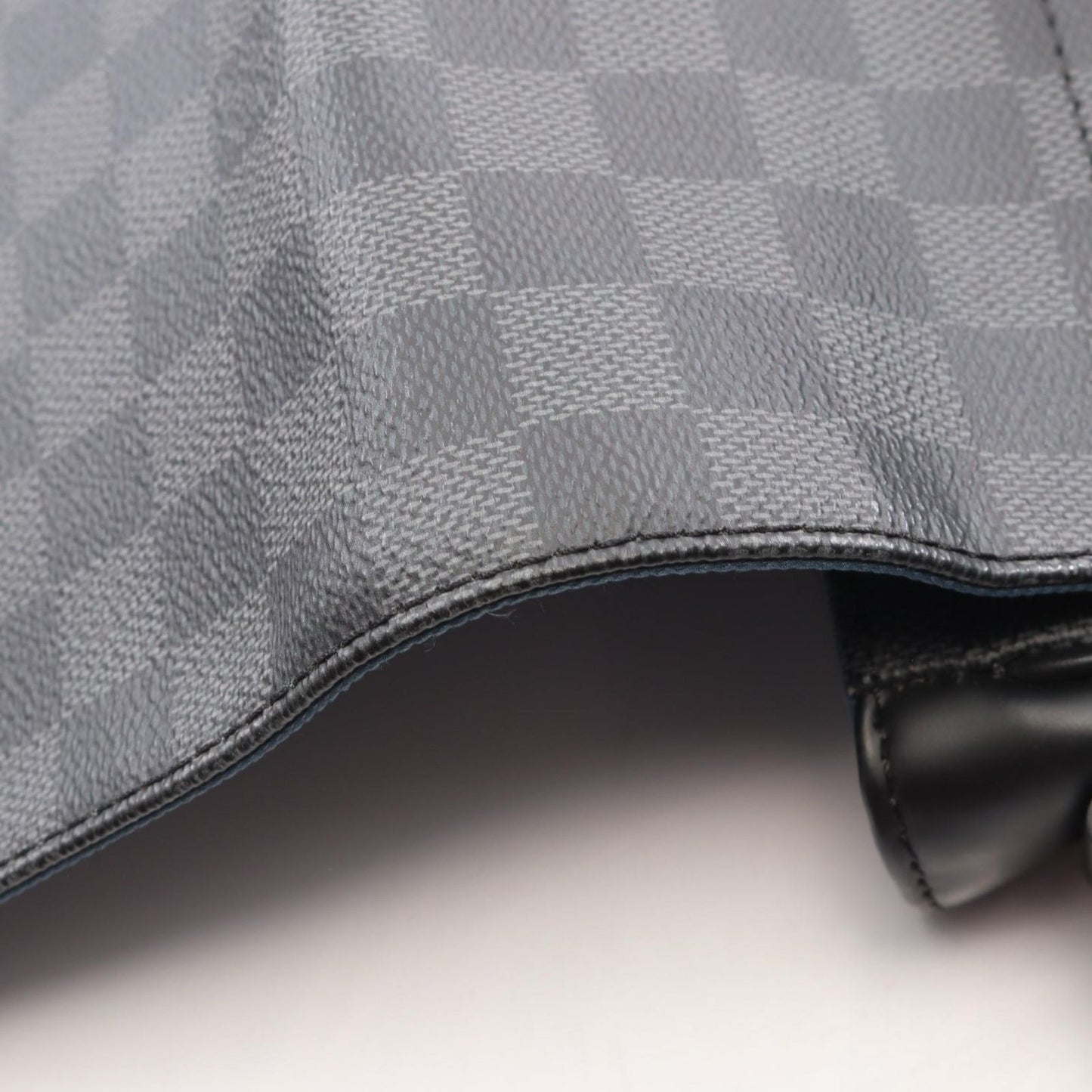 Louis Vuitton Shoulder Bag District MM Damier Graphite Leather — view 6