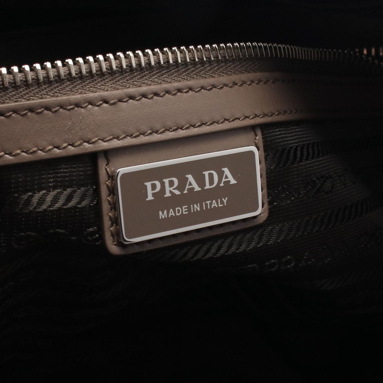 Prada Shoulder Bag Vitello Daino Gray Leather to Line Guru Logo — view 4