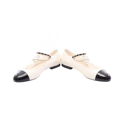 Chanel CC Logo Chain Mary Jane White Leather Patent Flat Shoes — view 3