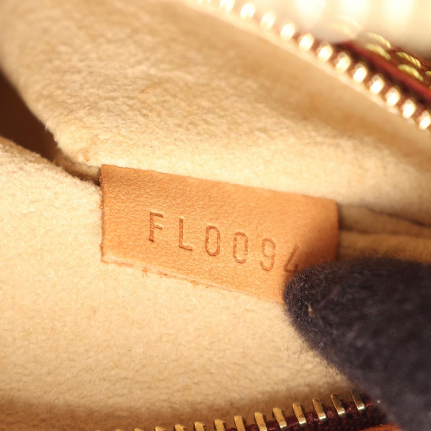 Louis Vuitton Shoulder Bag Looping MM Monogram Leather — view 5