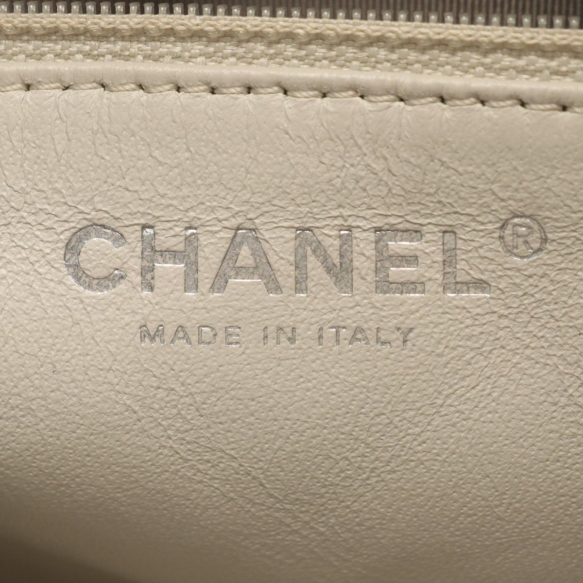 Chanel Shoulder Bag 2.55 Quilted Off White Caviar Leather Chain — view 4