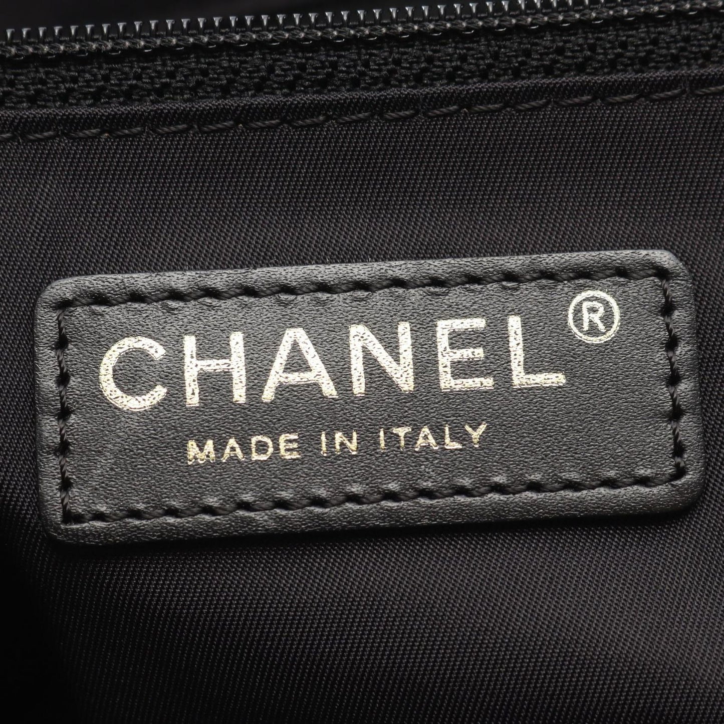 Chanel Tote Bag New Travel Line MM Black Leather MM — view 4