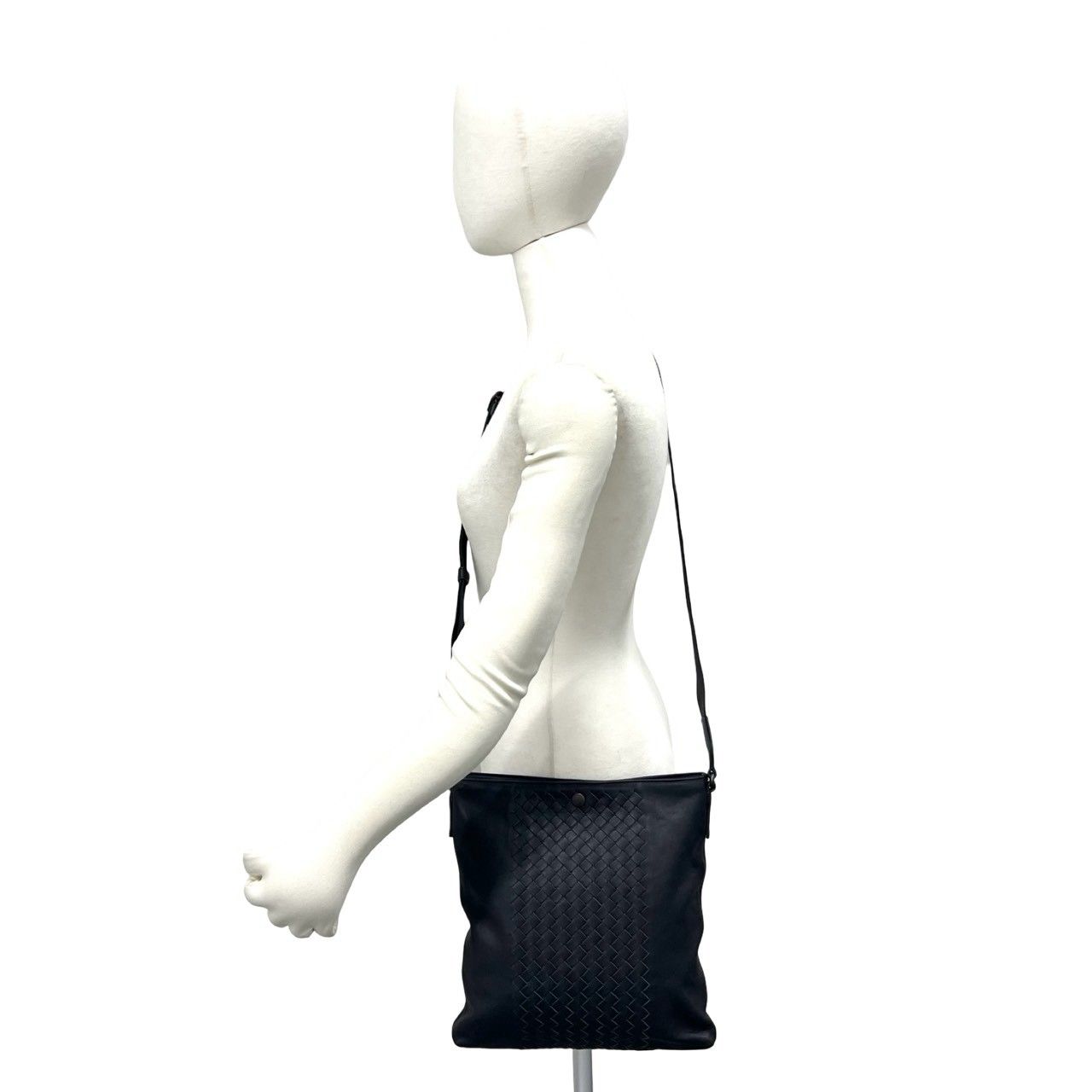 Bottega Veneta Intrecciato Leather Shoulder Bag Cross Black — view 2