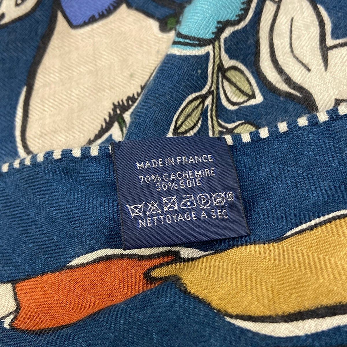 Hermes Shawl Triangle Jean Blue Petrol Natural Green Thousand and One Rabbit — view 3